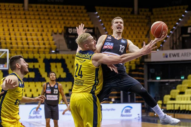 Oldenburg, Niedersachsen, DEU, 22.05.2021, Nicolas Bretzel (rechts, Ratiopharm Ulm), Phil Pressey (Mitte, EWE Baskets Oldenburg) und Sebastian Herrera (links, EWE Baskets Oldenburg). EWE Baskets Oldenburg vs. Ratiopharm Ulm. Basketball Bundesliga Playoffs Viertelfinale 2. Spieltag, Grosse EWE Arena. Playoffs EWE Baskets Oldenburg vs. Ratiopharm Ulm