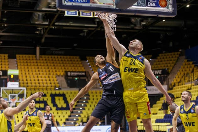 Oldenburg, Niedersachsen, DEU, 22.05.2021, Rasid Mahalbasic (rechts, EWE Baskets Oldenburg) und Isaiah Wilkins (links, Ratiopharm Ulm). EWE Baskets Oldenburg vs. Ratiopharm Ulm. Basketball Bundesliga Playoffs Viertelfinale 2. Spieltag, Grosse EWE Arena. Playoffs EWE Baskets Oldenburg vs. Ratiopharm Ulm