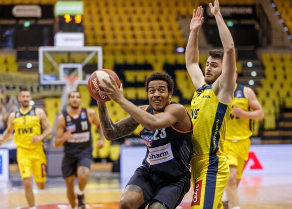 Oldenburg, Niedersachsen, DEU, 22.05.2021, Troy Caupain (links, Ratiopharm Ulm) und Sebastian Herrera (rechts, EWE Baskets Oldenburg). EWE Baskets Oldenburg vs. Ratiopharm Ulm. Basketball Bundesliga Playoffs Viertelfinale 2. Spieltag, Grosse EWE Arena. Playoffs EWE Baskets Oldenburg vs. Ratiopharm Ulm