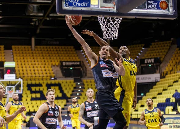Oldenburg, Niedersachsen, DEU, 22.05.2021, John Petrucelli (links, Ratiopharm Ulm) und Rickey Paulding (rechts, EWE Baskets Oldenburg). EWE Baskets Oldenburg vs. Ratiopharm Ulm. Basketball Bundesliga Playoffs Viertelfinale 2. Spieltag, Grosse EWE Arena. Playoffs EWE Baskets Oldenburg vs. Ratiopharm Ulm