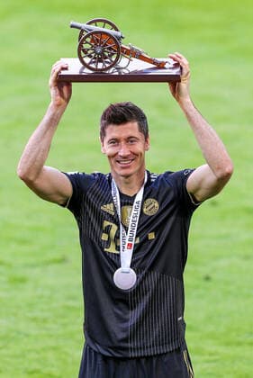 FC Bayern Muenchen vs. FC Augsburg, 1. Bundesliga, 34. Spieltag, 22.05.2021 Robert Lewandowski 9 (FC Bayern Muenchen) hebt die Torjaegerkanone in den Haenden und hat den Mueller Rekord gebrochen mit 41 Toren in der Saison 2020 2021, FC Bayern Muenchen vs. FC Augsburg, 1. Bundesliga, 34. Spieltag, 22.05.2021, Foto: Christian Kolbert kolbert-press Pool - Editorial Use ONLY - DFL regulations prohibit any use of photographs as image sequences and or quasi-video - National and International News Agencies OUT Muenchen Allianz Arena Bayern Deutschland *** FC Bayern Muenchen vs FC Augsburg, 1 Bundesliga, 34 Spieltag, 22 05 2021 Robert Lewandowski 9 FC Bayern Muenchen lifts the goalscoring canon in his hands and has broken the Mueller record with 41 goals in the 2020 2021 season, FC Bayern Muenchen vs FC Augsburg, 1 Bundesliga, 34 Spieltag, 22 05 2021, Foto Christian Kolbert kolbert press Pool Editorial Use ONLY DFL regulations prohibit any use of photographs as image sequences and or quasi video National and International News Agencies OUT Muenchen Allianz Arena Bayern Deutschland Poolfoto Christian Kolbert kolbert-press Pool ,EDITORIAL USE ONLY