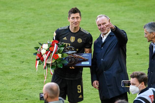 Fußball, Bundesliga, Siegerehrung, FC Bayern München - FC Augsburg Fußball, Bundesliga, Siegerehrung, FC Bayern München - FC Augsburg. Im Bild Robert LEWANDOWSKI (FC Bayern München, 9) Auszeichnung Torjäger Torjägerkanone und Vorstandsvorsitzender FC Bayern München Karl-Heinz RUMMENIGGE zeigt nach oben auf Tribüne. Fotocredit: Martin Hangen. *** - DFL REGULATIONS PROHIBIT ANY USE OF PHOTOGRAPHS as IMAGE SEQUENCES and or QUASI-VIDEO - National and international News-Agencies OUT Editorial Use ONLY Foto nur für redaktionelle Verwendung - no model release! München Allianz Arena Bayern Deutschland *** Football, Bundesliga, award ceremony, FC Bayern Munich FC Augsburg Football, Bundesliga, award ceremony, FC Bayern Munich FC Augsburg In the picture Robert LEWANDOWSKI FC Bayern Munich, 9 Award Goal Scorer Goal Scorers Crown and Chairman of the Board FC Bayern Munich Karl Heinz RUMMENIGGE points upwards to the stands Fotocredit hangenfoto com DFL REGULATIONS PROHIBIT ANY USE OF PHOTOGRAPHS as IMAGE SEQUENCES and or QUASI VIDEO National and international News Agencies OUT Editorial Use ONLY Photo for editorial use only no model release Munich Allianz Arena Bayern Germany Poolfoto Martin Hangen ,EDITORIAL USE ONLY