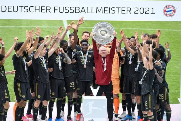 Fußball, Bundesliga, Siegerehrung, FC Bayern München - FC Augsburg Fußball, Bundesliga, Siegerehrung, FC Bayern München - FC Augsburg. Im Bild Co-Trainer des FC Bayern München Hermann GERLAND hebt Meisterschale hoch. Fotocredit: Martin Hangen.