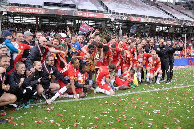 Salzburg, Oesterreich 22. Mai 2021: tipico Bundesliga - 2020 2021 - Sp. 32 - RB Salzburg vs. WSG Tirol Die Spieler von RB Salzburg feiern mit den Fans den Pokal und die Meisterschaft. Red Bull Arena Copyright: xFotostandx xWassmuthx