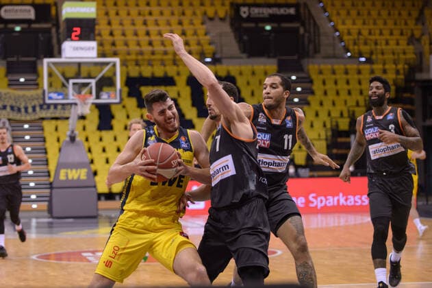 Sebastian HERRERA (7 EWE Baskets Oldenburg) zieht zum Korb gegen John PETRUCELLI (7 ratiopharm ulm) bei der Partie EWE Baskets Oldenburg vs ratiopharm Ulm, Basketball, Bundesliga, 22.05.2021, Saison 2020 2021, Playoffs, Viertelfinale, 2. Spieltag ; Copyright: xErikxHillmer EIBNERx EP_ehr EWE Baskets Oldenburg vs ratiopharm Ulm, Basketball, Bundesliga, 22.05.2021, Saison 2020 2021, Playoffs, Viertelfinale, 2. Spieltag Oldenburg Copyright: xErikxHillmer EIBNERx EP_ehr