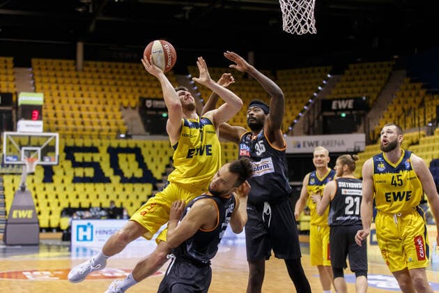 Oldenburg, Niedersachsen, DEU, 22.05.2021, Aric Holman (Mitte, Ratiopharm Ulm) und Sebastian Herrera (links, EWE Baskets Oldenburg). EWE Baskets Oldenburg vs. Ratiopharm Ulm. Basketball Bundesliga Playoffs Viertelfinale 2. Spieltag, Grosse EWE Arena. Playoffs EWE Baskets Oldenburg vs. Ratiopharm Ulm