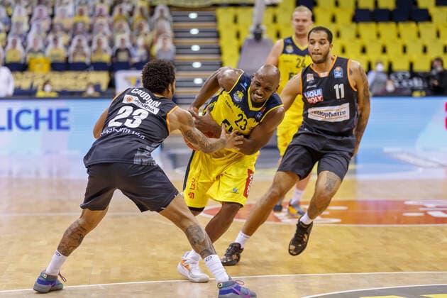 Oldenburg, Niedersachsen, DEU, 22.05.2021, Rickey Paulding (Mitte, EWE Baskets Oldenburg), Troy Caupain (links, Ratiopharm Ulm) und Isaiah Wilkins (rechts, Ratiopharm Ulm). EWE Baskets Oldenburg vs. Ratiopharm Ulm. Basketball Bundesliga Playoffs Viertelfinale 2. Spieltag, Grosse EWE Arena. Playoffs EWE Baskets Oldenburg vs. Ratiopharm Ulm