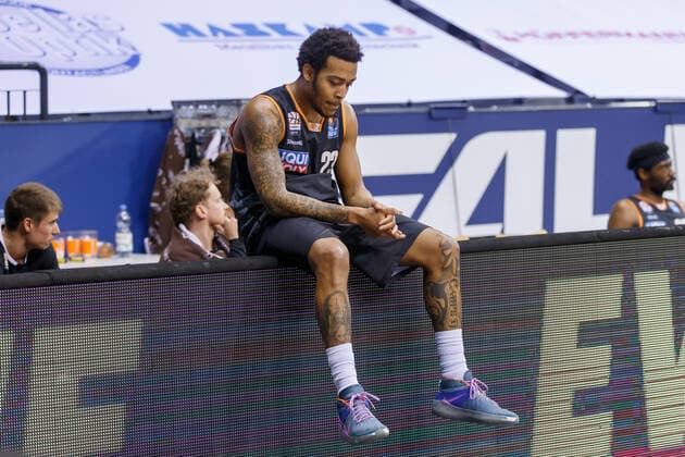 Oldenburg, Niedersachsen, DEU, 22.05.2021, Troy Caupain (Ratiopharm Ulm) sitzt nach dem Spiel enttäuscht auf der Bande. EWE Baskets Oldenburg vs. Ratiopharm Ulm. Basketball Bundesliga Playoffs Viertelfinale 2. Spieltag, Grosse EWE Arena. Playoffs EWE Baskets Oldenburg vs. Ratiopharm Ulm
