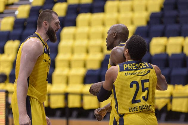 Nathan BOOTHE (45 EWE Baskets Oldenburg), Phil PRESSEY (25 EWE Baskets Oldenburg), Rickey PAULDING (23 EWE Baskets Oldenburg) jubeln über Pauldings entscheidende Punkte zum Sieg nach der Partie EWE Baskets Oldenburg vs ratiopharm Ulm, Basketball, Bundesliga, 22.05.2021, Saison 2020 2021, Playoffs, Viertelfinale, 2. Spieltag ; Copyright: xErikxHillmer EIBNERx EP_ehr EWE Baskets Oldenburg vs ratiopharm Ulm, Basketball, Bundesliga, 22.05.2021, Saison 2020 2021, Playoffs, Viertelfinale, 2. Spieltag Oldenburg Copyright: xErikxHillmer EIBNERx EP_ehr