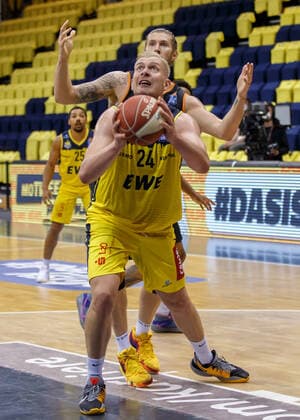 Oldenburg, Niedersachsen, DEU, 22.05.2021, Rasid Mahalbasic (vorn, EWE Baskets Oldenburg) und Dylan Osetkowski (Ratiopharm Ulm) EWE Baskets Oldenburg vs. Ratiopharm Ulm. Basketball Bundesliga Playoffs Viertelfinale 2. Spieltag, Grosse EWE Arena. Playoffs EWE Baskets Oldenburg vs. Ratiopharm Ulm