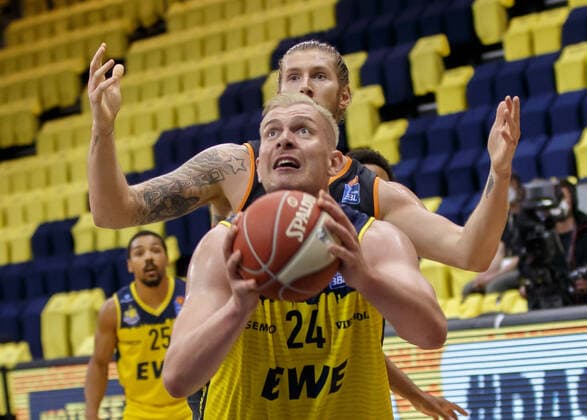Oldenburg, Niedersachsen, DEU, 22.05.2021, Rasid Mahalbasic (vorn, EWE Baskets Oldenburg) und Dylan Osetkowski (Ratiopharm Ulm) EWE Baskets Oldenburg vs. Ratiopharm Ulm. Basketball Bundesliga Playoffs Viertelfinale 2. Spieltag, Grosse EWE Arena. Playoffs EWE Baskets Oldenburg vs. Ratiopharm Ulm