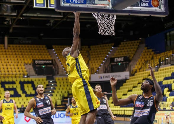 Oldenburg, Niedersachsen, DEU, 22.05.2021, Rickey Paulding (Mitte, EWE Baskets Oldenburg) erzielt mit der Schlussirene die entscheidenden Punkte zum Sieg. Rechts im Bild Aric Holman (rechts, Ratiopharm Ulm). EWE Baskets Oldenburg vs. Ratiopharm Ulm. Basketball Bundesliga Playoffs Viertelfinale 2. Spieltag, Grosse EWE Arena. Playoffs EWE Baskets Oldenburg vs. Ratiopharm Ulm