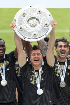 FC Bayern Muenchen vs. FC Augsburg, 1. Bundesliga, 34. Spieltag, 22.05.2021 Die Bayern feiern die Meisteschaft, Robert Lewandowski 9 (FC Bayern Muenchen) haelt die Meisterschale in den Haenden, FC Bayern Muenchen vs. FC Augsburg, 1. Bundesliga, 34. Spieltag, 22.05.2021, Foto: Christian Kolbert kolbert-press Pool - Editorial Use ONLY - DFL regulations prohibit any use of photographs as image sequences and or quasi-video - National and International News Agencies OUT Muenchen Allianz Arena Bayern Deutschland *** FC Bayern Muenchen vs FC Augsburg, 1 Bundesliga, 34 Spieltag, 22 05 2021 Bayern celebrate the championship, Robert Lewandowski 9 FC Bayern Muenchen holds the championship trophy in his hands, FC Bayern Muenchen vs FC Augsburg, 1 Bundesliga, 34 Spieltag, 22 05 2021, Foto Christian Kolbert kolbert press Pool Editorial Use ONLY DFL regulations prohibit any use of photographs as image sequences and or quasi video National and International News Agencies OUT Muenchen Allianz Arena Bayern Deutschland Poolfoto Christian Kolbert kolbert-press Pool ,EDITORIAL USE ONLY