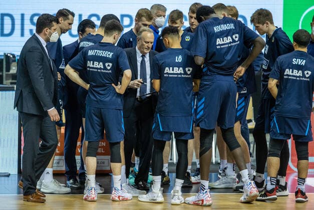 Basketball: Bundesliga, Alba Berlin - Hamburg Towers, Playoff-Viertelfinale, 2. Spieltag, Mercedes-Benz Arena. ALBAs Head Coach Aito Garcia Reneses bespricht sich mit dem Team vor Spielbeginn. ALBA Berlin - Hamburg Towers