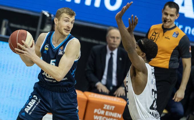 Basketball: Bundesliga, Alba Berlin - Hamburg Towers, Playoff-Viertelfinale, 2. Spieltag, Mercedes-Benz Arena. ALBAs Niels Giffey (l) kaempft gegen Terry Allen von Hamburg Towers um den Ball. ALBA Berlin - Hamburg Towers