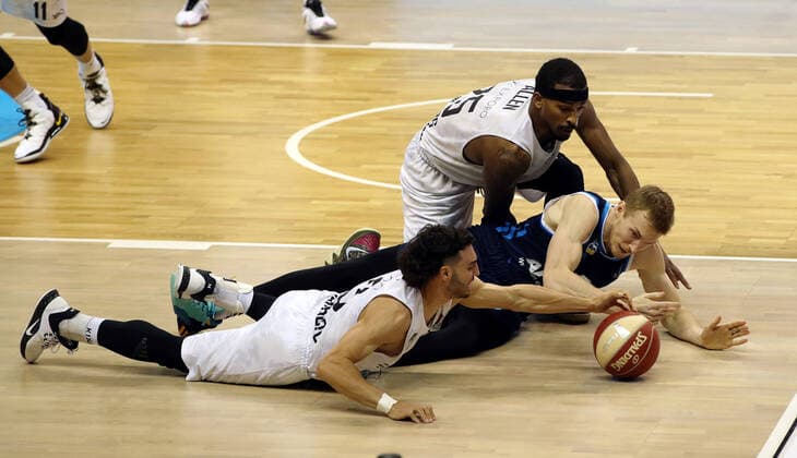 Max DiLeo, Niels Giffey, Terry Allen Aktion Spielszene Zweikampf Basketball BBL Bundesliga Herren Saison 2020 2021 22.05.2021 ALBA Berlin vs. Hamburg Towers