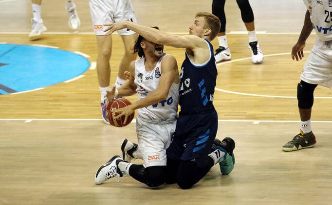 Max DiLeo, Niels Giffey Aktion Spielszene Zweikampf Basketball BBL Bundesliga Herren Saison 2020 2021 22.05.2021 ALBA Berlin vs. Hamburg Towers