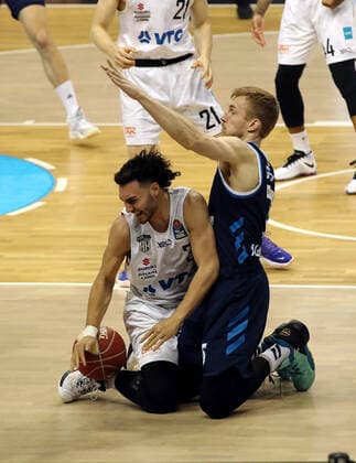 Max DiLeo, Niels Giffey Aktion Spielszene Zweikampf Basketball BBL Bundesliga Herren Saison 2020 2021 22.05.2021 ALBA Berlin vs. Hamburg Towers