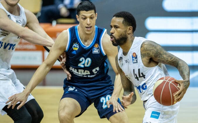 Basketball: Bundesliga, Alba Berlin - Hamburg Towers, Playoff-Viertelfinale, 2. Spieltag, Mercedes-Benz Arena. ALBAs Simone Fontecchio (l) kaempft gegen Bryce Taylor von Hamburg Towers um den Ball. ALBA Berlin - Hamburg Towers
