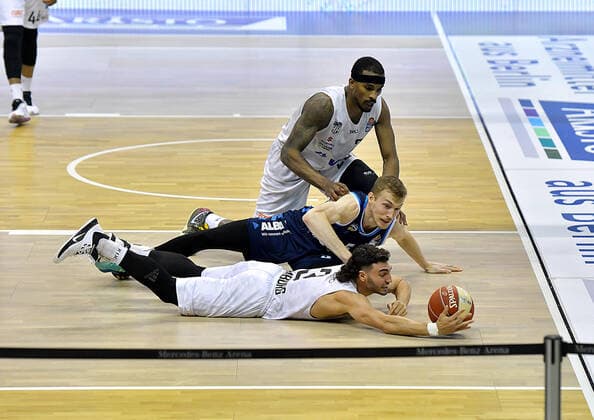22.05.2021, xlakx, Basketball Playoff-Viertelfinale Spiel 2, Alba Berlin - Hamburg Towers emspor, v.l. Max DiLeo (Hamburg Towers 3),Niels Giffey (Alba Berlin, No.05),Terry Allen (Hamburg Towers 25) Berlin