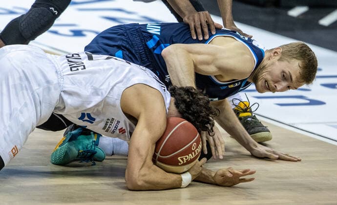 Basketball: Bundesliga, Alba Berlin - Hamburg Towers, Playoff-Viertelfinale, 2. Spieltag, Mercedes-Benz Arena. ALBAs Niels Giffey (r) geht im Zweikampf mit Max DiLeo von Hamburg Towers zu Boden. ALBA Berlin - Hamburg Towers