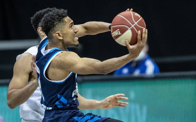 Basketball: Bundesliga, Alba Berlin - Hamburg Towers, Playoff-Viertelfinale, 2. Spieltag, Mercedes-Benz Arena. ALBAs Maodo Lo kaempft um den Ball. ALBA Berlin - Hamburg Towers