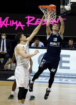 Maik Kotsar, Ben Lammers Aktion Spielszene Zweikampf Basketball BBL Bundesliga Herren Saison 2020 2021 22.05.2021 ALBA Berlin vs. Hamburg Towers