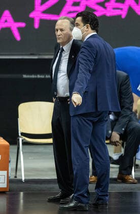 Basketball: Bundesliga, Alba Berlin - Hamburg Towers, Playoff-Viertelfinale, 2. Spieltag, Mercedes-Benz Arena. ALBAs Head Coach Aito Garcia Reneses (l) bespricht sich mit seinem Co-Trainer Israel Gonzalez. ALBA Berlin - Hamburg Towers