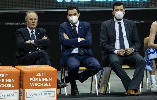 Basketball: Bundesliga, Alba Berlin - Hamburg Towers, Playoff-Viertelfinale, 2. Spieltag, Mercedes-Benz Arena. ALBAs Head Coach Aito Garcia Reneses (l-r), Co-Trainer Israel Gonzalez und Co-Trainer Sebastian Trzciona verfolgen das Spiel. ALBA Berlin - Hamburg Towers