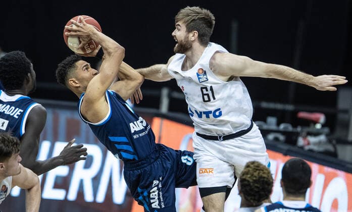 Basketball: Bundesliga, Alba Berlin - Hamburg Towers, Playoff-Viertelfinale, 2. Spieltag, Mercedes-Benz Arena. ALBAs Maodo Lo (l) kaempft gegen Patrick Spencer von Hamburg Towers um den Ball. ALBA Berlin - Hamburg Towers