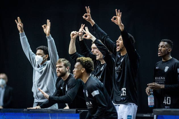 Basketball Berlin 22.05.2021 1. Bundesliga easyCredit-BBL BBL Saison 2020 2021 Playoffs Viertelfinale Spiel 2 Alba Berlin - Hamburg Towers Jubel Hamburg Marvin Ogunsipe (Hamburg, No.26) und andere