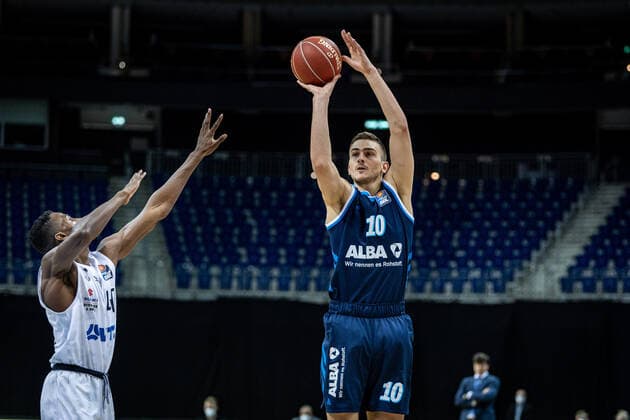 Basketball Berlin 22.05.2021 1. Bundesliga easyCredit-BBL BBL Saison 2020 2021 Playoffs Viertelfinale Spiel 2 Alba Berlin - Hamburg Towers Tim Schneider (Alba Berlin, No.10) Zac Cuthbertson (Hamburg, No.40)