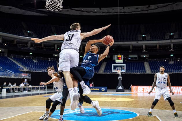 Basketball Berlin 22.05.2021 1. Bundesliga easyCredit-BBL BBL Saison 2020 2021 Playoffs Viertelfinale Spiel 2 Alba Berlin - Hamburg Towers Maodo Lo (Alba Berlin, No.00) Patrick Spencer (Hamburg, No.61)