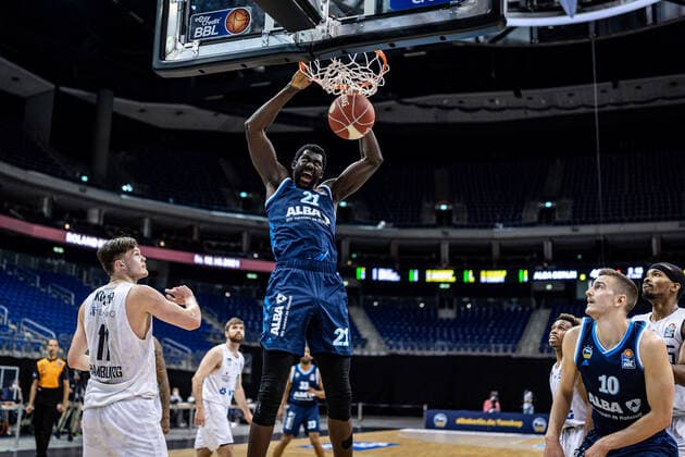 Basketball Berlin 22.05.2021 1. Bundesliga easyCredit-BBL BBL Saison 2020 2021 Playoffs Viertelfinale Spiel 2 Alba Berlin - Hamburg Towers Christ Koumadje (Alba Berlin, No.21) Maik Kotsar (Hamburg, No.11)