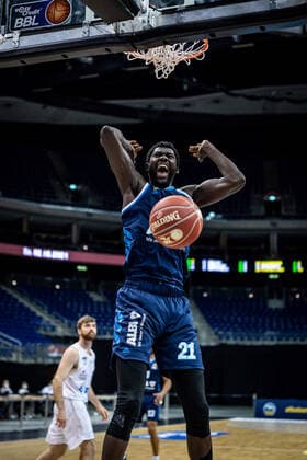 Basketball Berlin 22.05.2021 1. Bundesliga easyCredit-BBL BBL Saison 2020 2021 Playoffs Viertelfinale Spiel 2 Alba Berlin - Hamburg Towers Christ Koumadje (Alba Berlin, No.21)