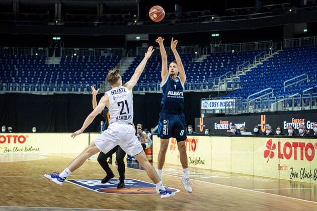 Basketball Berlin 22.05.2021 1. Bundesliga easyCredit-BBL BBL Saison 2020 2021 Playoffs Viertelfinale Spiel 2 Alba Berlin - Hamburg Towers Marcus Eriksson (Alba Berlin, No.08) Justus Hollatz (Hamburg, No.21)