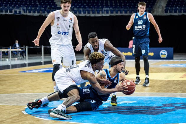 Basketball Berlin 22.05.2021 1. Bundesliga easyCredit-BBL BBL Saison 2020 2021 Playoffs Viertelfinale Spiel 2 Alba Berlin - Hamburg Towers Peyton Siva (Alba Berlin, No.03) T.J. Shorts (Hamburg, No.00) Zac Cuthbertson (Hamburg, No.40)