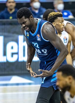 Basketball: Bundesliga, Alba Berlin - Hamburg Towers, Playoff-Viertelfinale, 2. Spieltag, Mercedes-Benz Arena. ALBAs Jean Marc Christ Koumadje jubelt nach einem Dunking. ALBA Berlin - Hamburg Towers