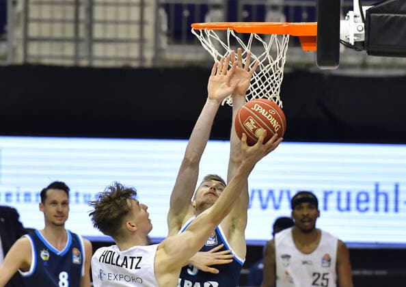 22.05.2021, xlakx, Basketball Playoff-Viertelfinale Spiel 2, Alba Berlin - Hamburg Towers emspor, v.l.Justus Hollatz (Hamburg Towers 21),Niels Giffey (Alba Berlin, No.05) Berlin
