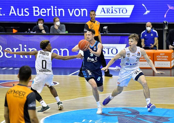 22.05.2021, xlakx, Basketball Playoff-Viertelfinale Spiel 2, Alba Berlin - Hamburg Towers emspor, v.l.TJ Shorts (Hamburg Towers 0),Marcus Eriksson (Alba Berlin, No.08),Justus Hollatz (Hamburg Towers 21) Berlin