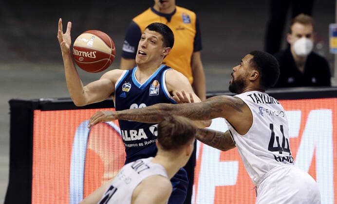 Simone Fontecchio, Bryce Taylor Aktion Spielszene Zweikampf Basketball BBL Bundesliga Herren Saison 2020 2021 22.05.2021 ALBA Berlin vs. Hamburg Towers