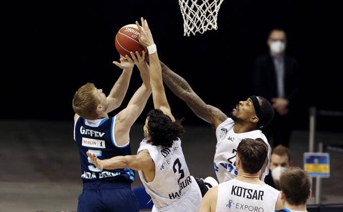 Niels Giffey, Max DiLeo, Terry Allen Aktion Spielszene Zweikampf Basketball BBL Bundesliga Herren Saison 2020 2021 22.05.2021 ALBA Berlin vs. Hamburg Towers