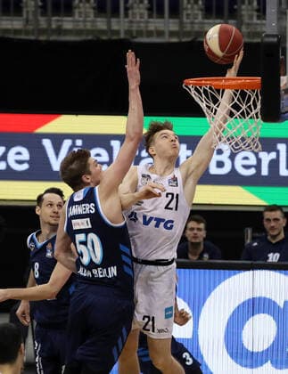 Ben Lammers, Justus Hollatz Aktion Spielszene Zweikampf Basketball BBL Bundesliga Herren Saison 2020 2021 22.05.2021 ALBA Berlin vs. Hamburg Towers