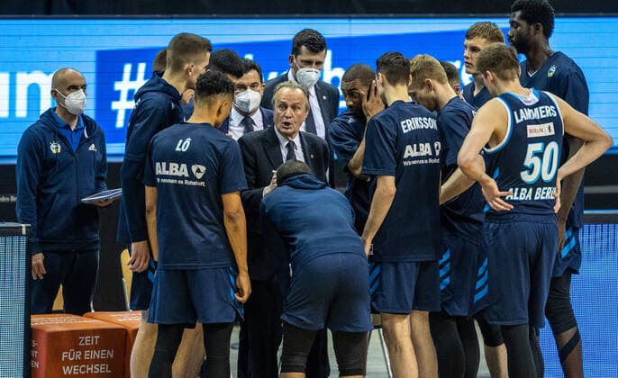 Basketball: Bundesliga, Alba Berlin - Hamburg Towers, Playoff-Viertelfinale, 2. Spieltag, Mercedes-Benz Arena. ALBAs Head Coach Aito Garcia Reneses bespricht sich mit seinen Spielern. ALBA Berlin - Hamburg Towers