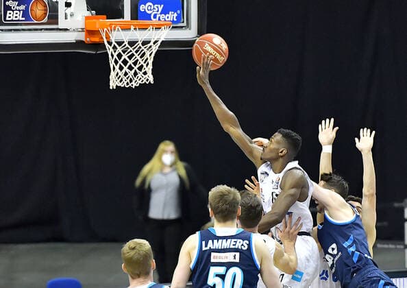 22.05.2021, xlakx, Basketball Playoff-Viertelfinale Spiel 2, Alba Berlin - Hamburg Towers emspor, v.l.Zac Cuthbertson (Hamburg Towers 40) Berlin