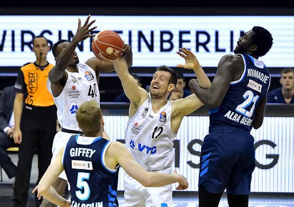 22.05.2021, xlakx, Basketball Playoff-Viertelfinale Spiel 2, Alba Berlin - Hamburg Towers emspor, v.l.Zac Cuthbertson (Hamburg Towers 40),Johannes Richter (Hamburg Towers 12),Christ Koumadje (Alba Berlin, No.21),Niels Giffey (Alba Berlin, No.05) Berlin