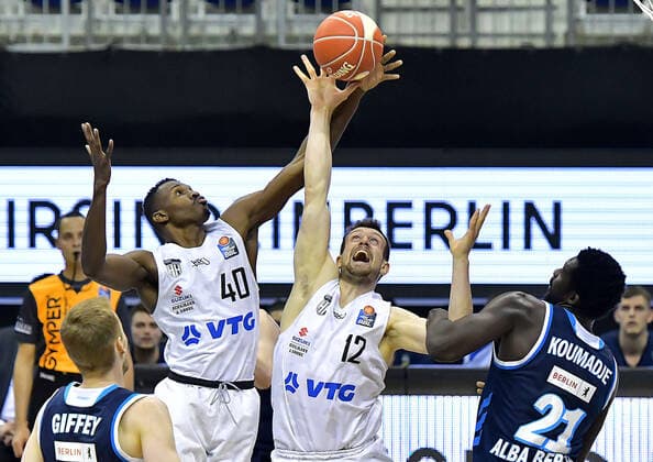 22.05.2021, xlakx, Basketball Playoff-Viertelfinale Spiel 2, Alba Berlin - Hamburg Towers emspor, v.l.Niels Giffey (Alba Berlin, No.05),Zac Cuthbertson (Hamburg Towers 40),Johannes Richter (Hamburg Towers 12),Christ Koumadje (Alba Berlin, No.21) Berlin