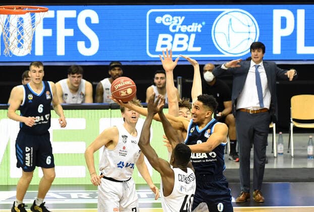 Basketball, Herren, Saison 2020 2021, Bundesliga (Viertelfinale, Spiel 2), Alba Berlin - Hamburg Towers, v.l. Jordan Swing (Hamburg Towers), Justus Hollatz (Hamburg Towers), Zac Cuthbertson (Hamburg Towers), Maodo Lo (Alba Berlin), 22.05. 2021, Copyright: xSebastianxRäppoldx xMatthiasxKox