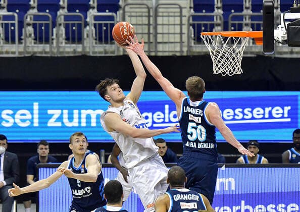 22.05.2021, xlakx, Basketball Playoff-Viertelfinale Spiel 2, Alba Berlin - Hamburg Towers emspor, v.l.Niels Giffey (Alba Berlin, No.05),Maik Kotsar (Hamburg Towers 11),Ben Lammers(Alba Berlin, No.50) Berlin
