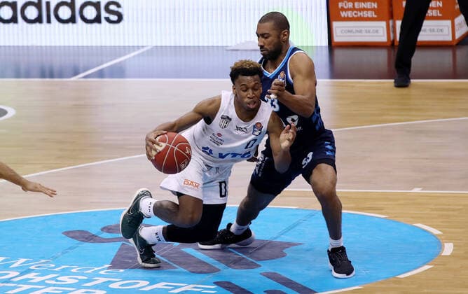 T.J. Shorts, Jayson Granger Aktion Spielszene Zweikampf Basketball BBL Bundesliga Herren Saison 2020 2021 22.05.2021 ALBA Berlin vs. Hamburg Towers